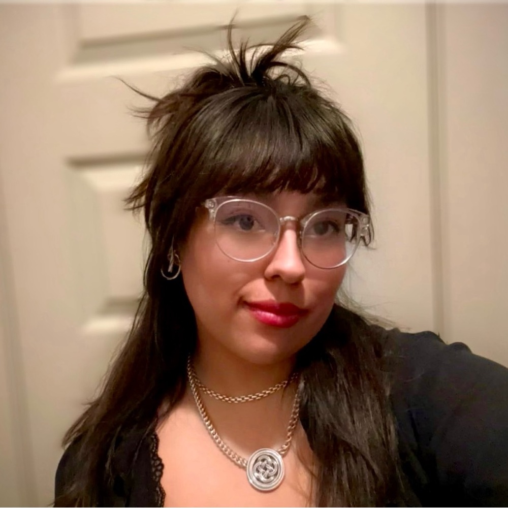 Meet your Posher, Adelita